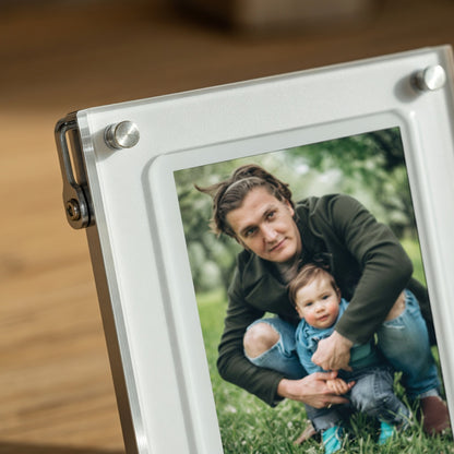 Digital Photo Frame with Auto-Rotating Display