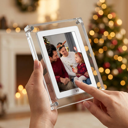 Digital Photo Frame with Auto-Rotating Display